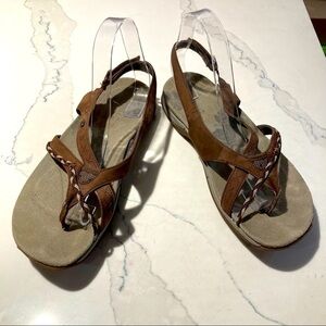 MERRELL Sz 9  Thong Strappy Velcro Closure Sandals
